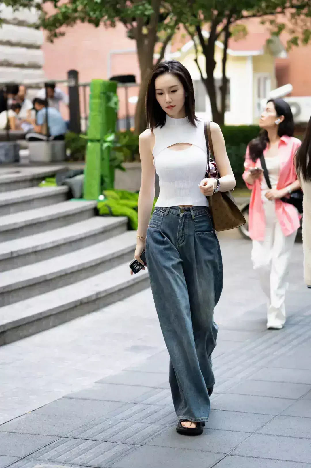 又被上海女生的街拍惊艳了:穿衣露腰,裙长过膝盖,高级又时髦