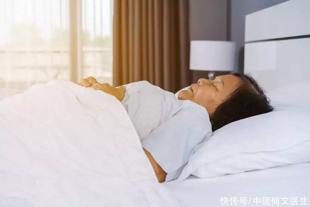 别被“8小时睡眠论”给忽悠，50岁后，最佳睡觉时间是多少？午睡可能影响寿命！医生提醒：过了50岁，牢记午睡“三不要”（50岁后睡眠时间不再是8小时）