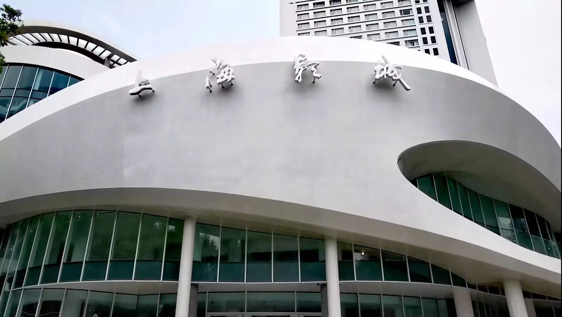 难以置信（上海国际电影节展映影院有哪些）上海国际电影节展映影片有哪些，上海影城焕新归来，如约亮相第25届上海国际电影节没想到，今年“挤奶衫”才是最流行的，谁穿谁好看，显身材有气质，2022年电影推荐，