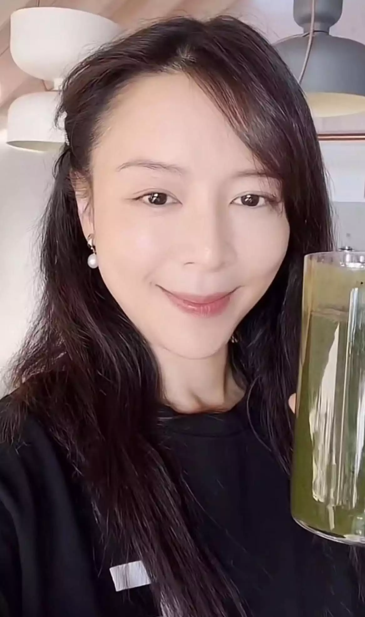 42岁张静初晒加拿大生活，说话中英文夹杂惹争议，吃喝玩乐笑容甜娱乐圈中的“忘年恋”夫妻：因戏生情、网恋，相差31岁也不成问题插图16