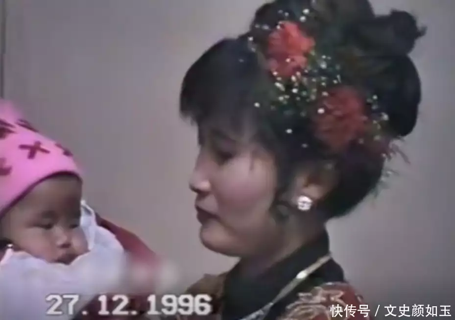 江苏一姑姑26年前出嫁抱着襁褓中的侄女，26年后侄女大婚合照感慨瞒了我们40年，原来她就是靳东的亲妹妹，难怪这么优秀