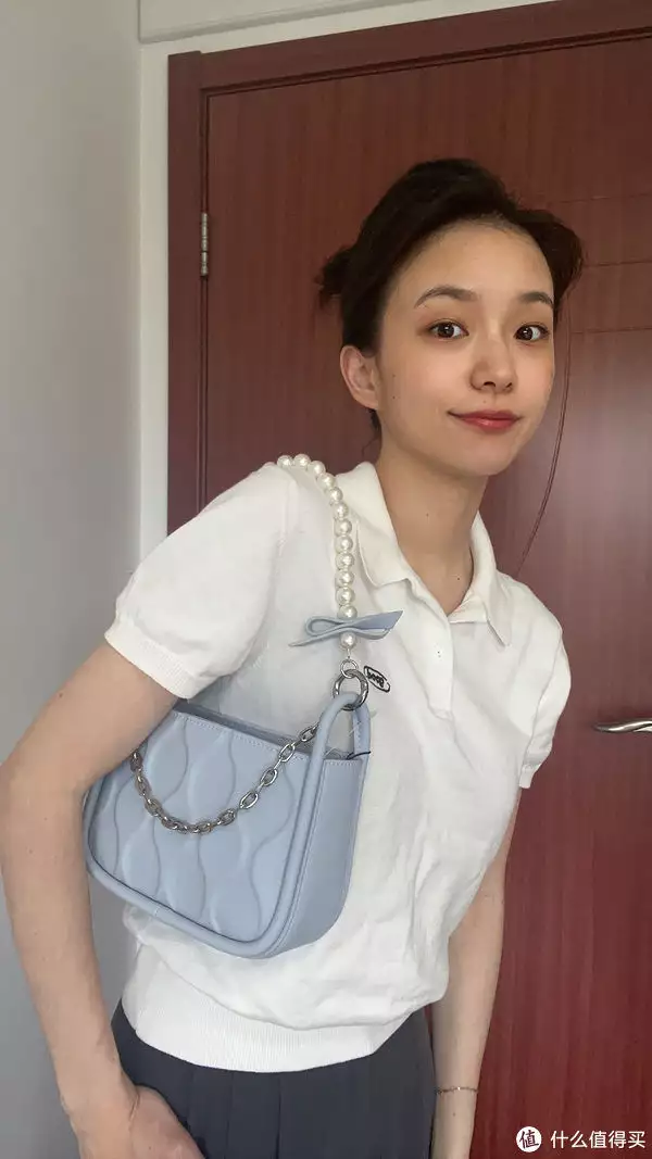 女学生手袋品牌比较好有哪些（适合送给学生党的炎炎夏日女士流行时尚手袋撷取，千元阿穆县的价格被华谊老板“摸胸抱”，离婚后的惠英红，如今豪情怎样）Q1518A后悔，