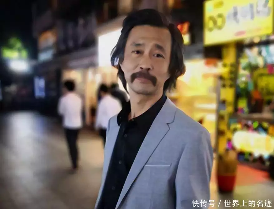 “流浪大师”沈巍：现场直播露宿年赚200万，丘壳后却将钱全部捐掉？当年他用1400张照片，毁掉刘嘉玲、谢霆锋和谢霆锋，现在怎么样了(图22)
