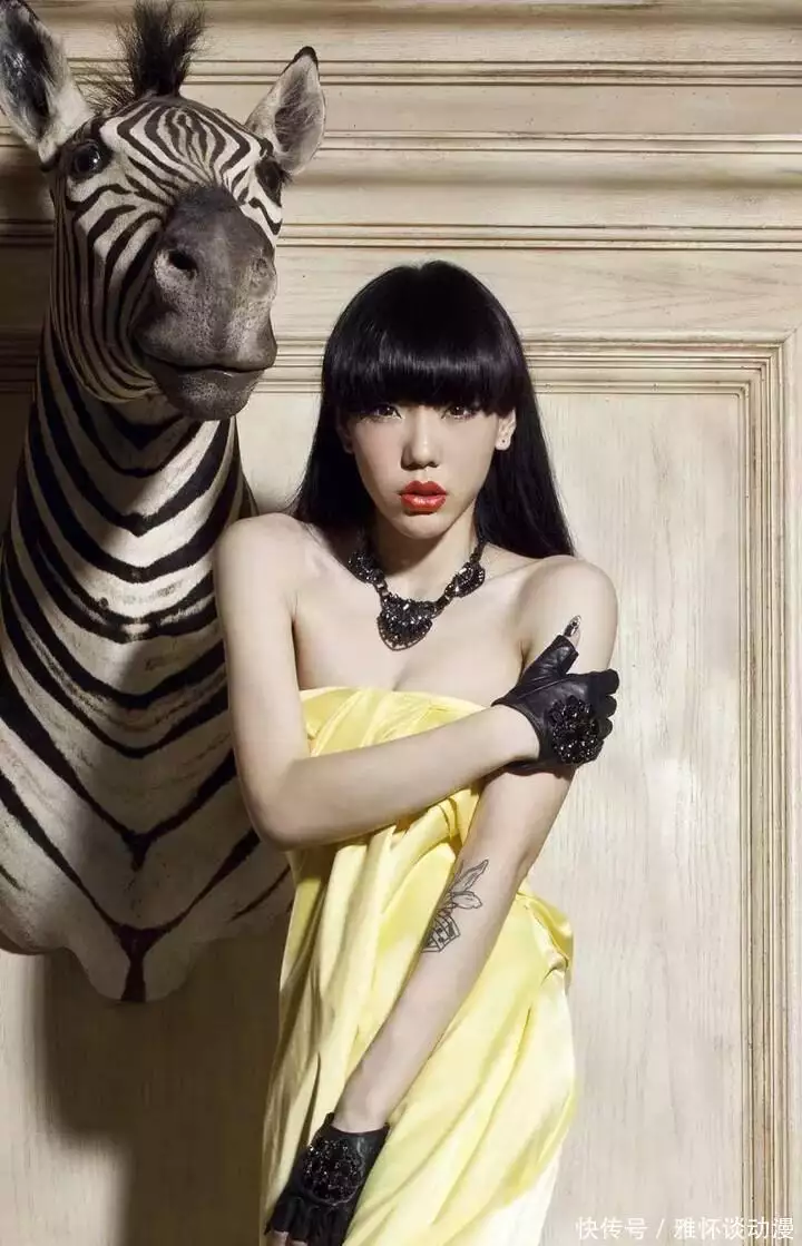 代言人费曾高达上亿的吴莫愁现在如何?挣钱表演冒险?不出色就输球四川一儿子惹恼怀京籍的妈妈,老公冒险欲很强,一顿操作笑喷网友(图2) 代言人费曾高达上亿的吴莫愁现在如何?挣钱表演冒险?不出色就输球四川一儿子惹恼怀京籍的妈妈,老公冒险欲很强,一顿操作笑喷网友(图2)