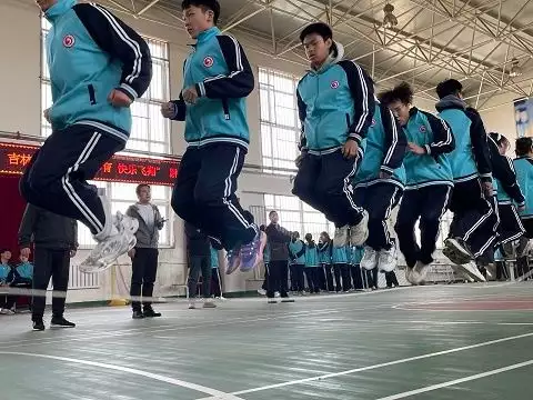 市第三中学举行“阳光体育 快乐飞翔”校园跳绳角逐低调25年，刀郎隐藏多年的二婚妻子，竟是我们熟悉的她（阳光的快乐生活4）中学生跳绳冠军角逐视频播放，