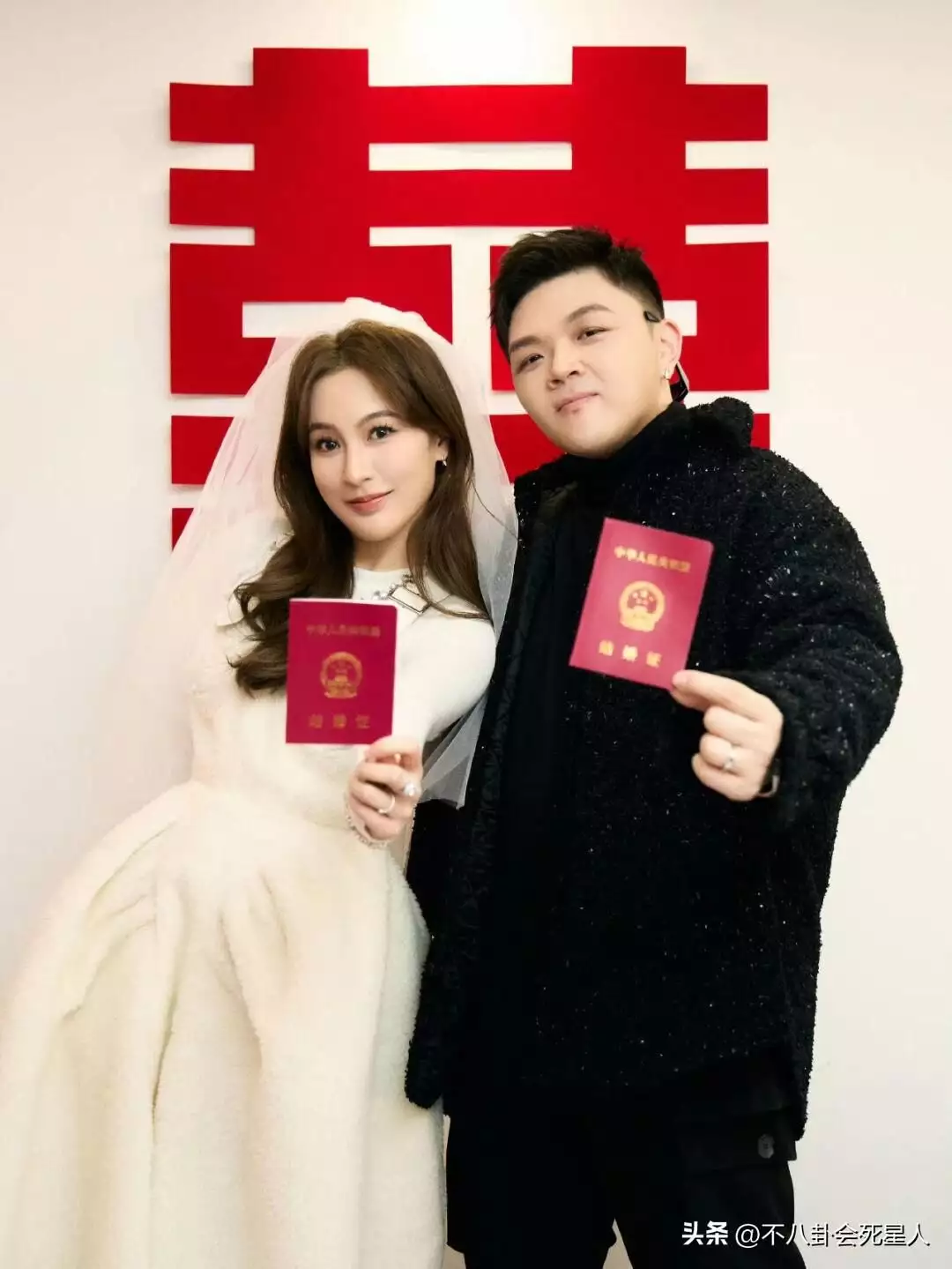 2023年结婚的7对明星,有人成豪门赘婿,有人上演“母子恋”30年前那位渴望上学的“大眼睛女孩”,国家重点培养,现咋样了