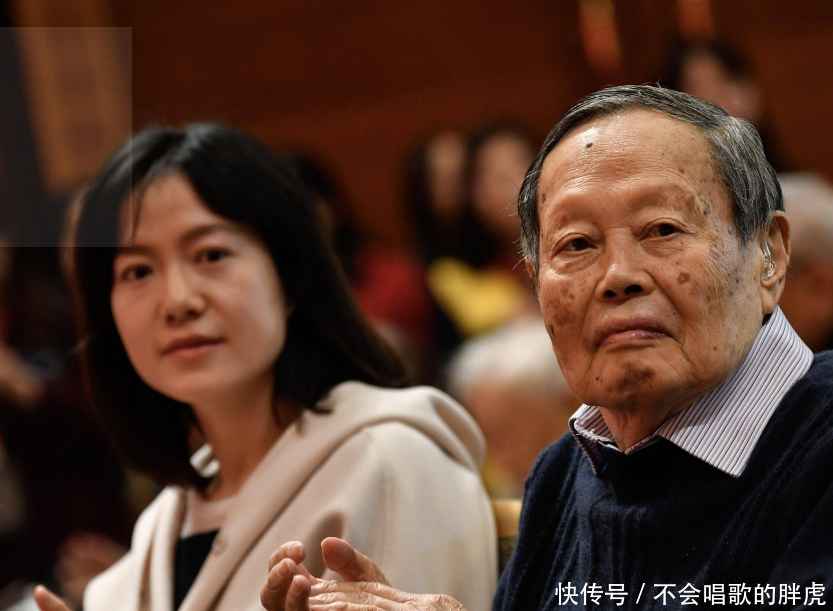 101岁杨振宁聚餐拄拐、咧嘴,去世文案已备好,18亿资产分配获赞_【快资讯】