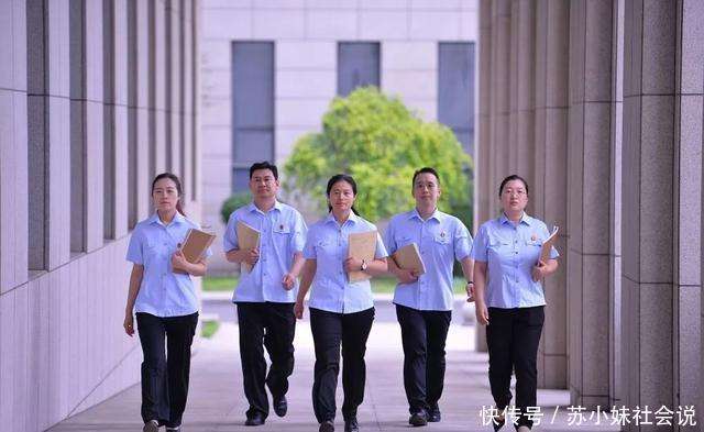 一文看遍35年法官制服变迁,我们法官曾经这样穿……_【快资讯】