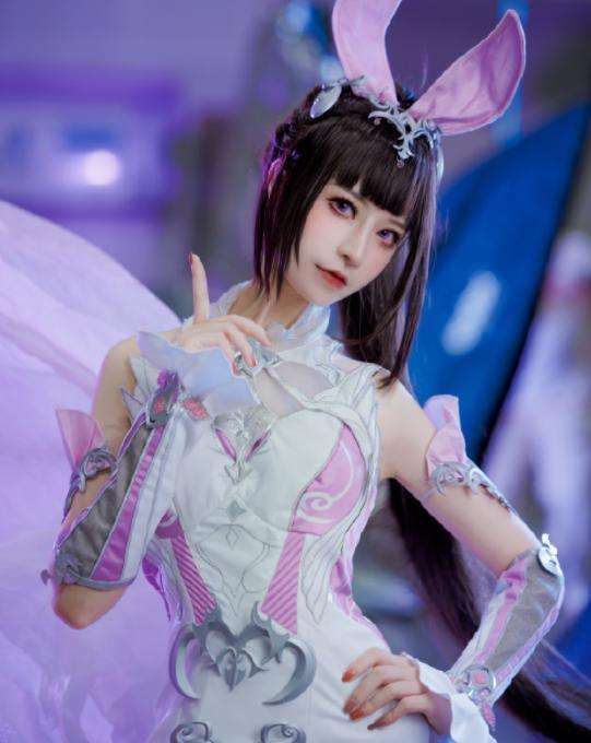 五年后的小舞cos照来袭，搭配白丝袜绝了，好身材尽显