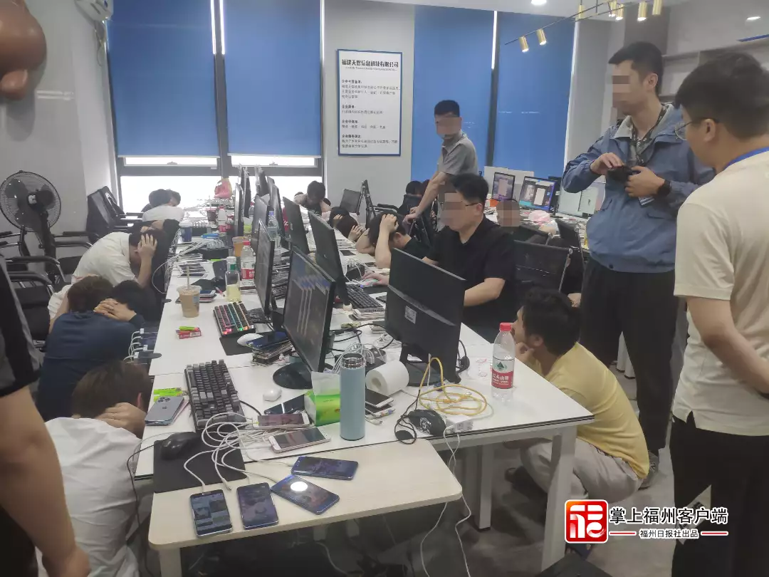 莆田疑犯抓获归案76人！黄圣依的混血儿女儿长大了，高帅富高到判罚，这才是真正的“娘娘”(图3)