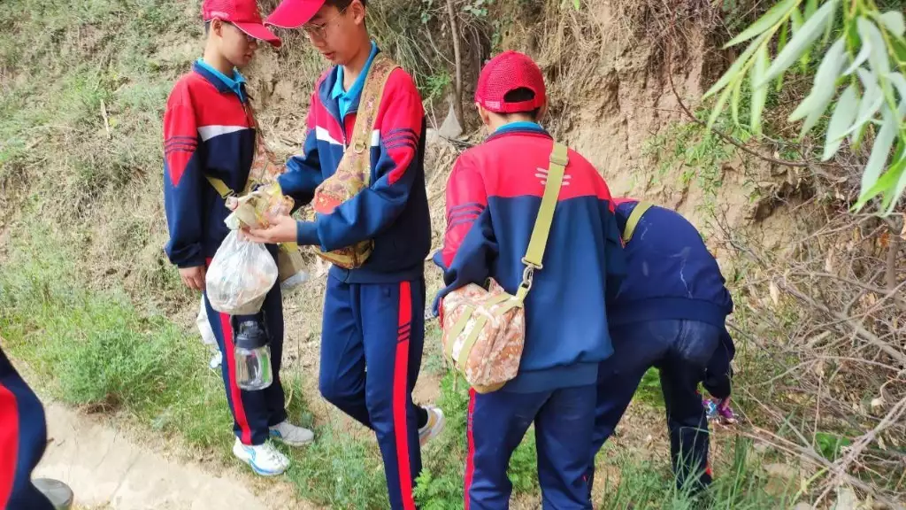 李锋教育夏令营第四天：甘当环卫工 体验山村生活的苦与不易