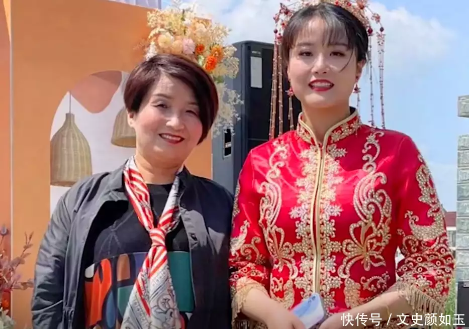 江苏一姑姑26年前出嫁抱着襁褓中的侄女，26年后侄女大婚合照感慨瞒了我们40年，原来她就是靳东的亲妹妹，难怪这么优秀