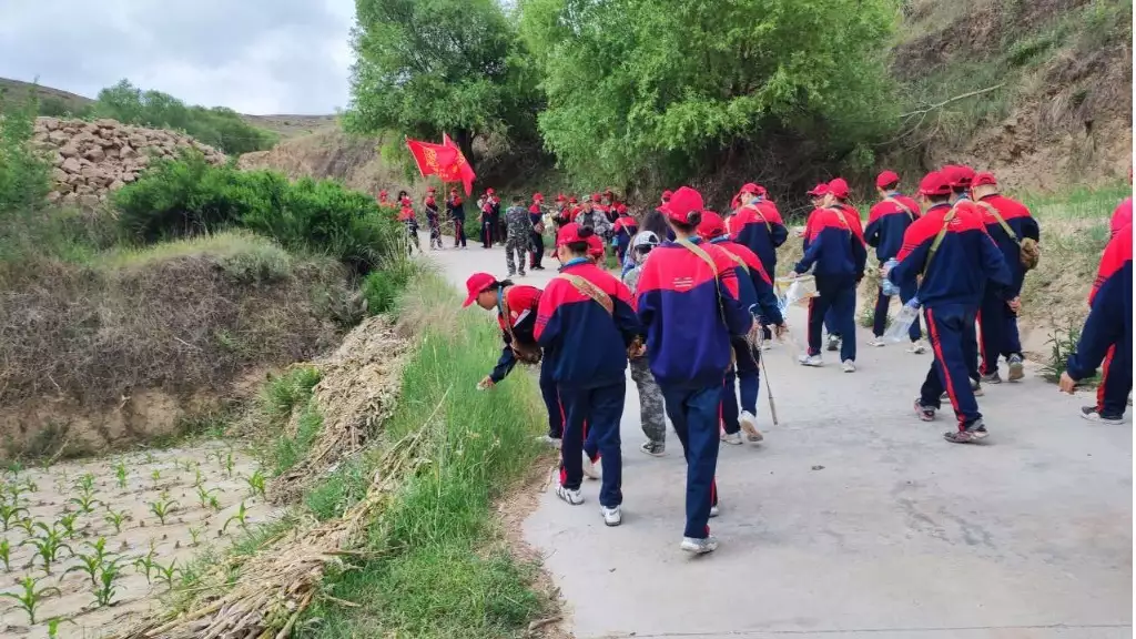 李锋教育夏令营第四天：甘当环卫工 体验山村生活的苦与不易