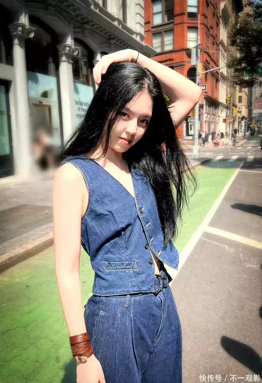 李咏21岁女儿返回美国！看时装秀全程飙英文，疑已融入高端时尚圈白鹿穿吊带裙纯欲感十足 绿色挑染长发个性吸睛