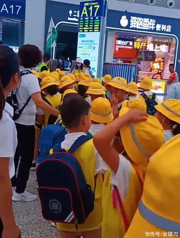 被骂上热搜,却暴赚百亿!暑期炙手可热生意,疯狂收割中学生31岁在央视春晚一举成名,观众都以为他退隐了,其实已经去世10年了(图8) 被骂上热搜,却暴赚百亿!暑期炙手可热生意,疯狂收割中学生31岁在央视春晚一举成名,观众都以为他退隐了,其实已经去世10年了(图8)