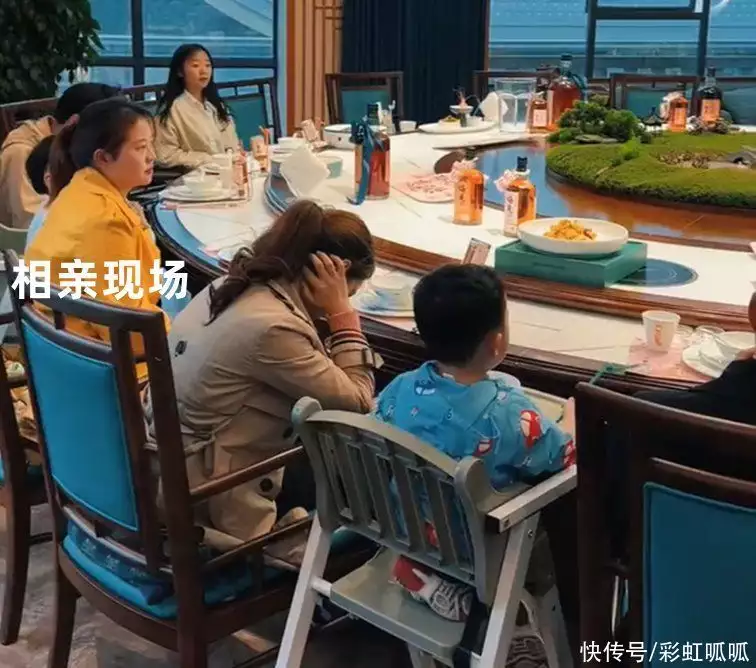 女子带家人相亲被嫌弃，男生到了现场转身就跑：我不当冤大头“上班脏兮兮，下班女明星？”00后上班前后反差走红，怪不得单身(和相亲对象一家人吃饭)