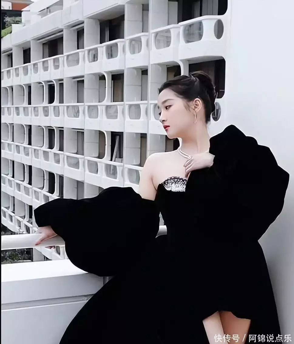 关晓彤黑天鹅高定，身材美到不敢想象！造型惊艳全场！他示敌以弱战胜关羽后，挥泪杀了一挠民士兵，关羽的部众顿时瓦解