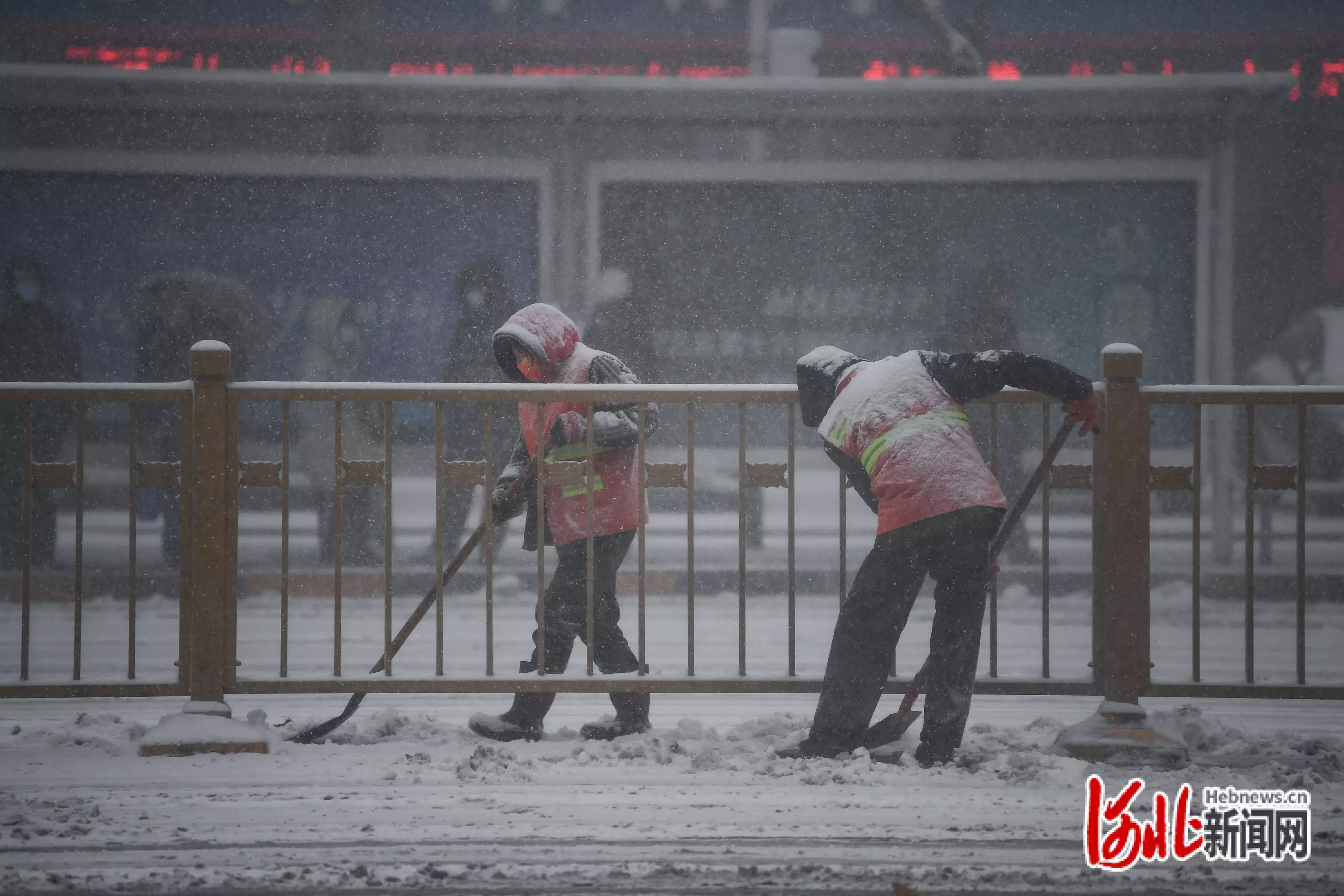 组图丨风雪中，致敬那些坚守的身影9岁女孩放学路上失踪，10年后在邻居家发现，父母哭到崩溃 第4张