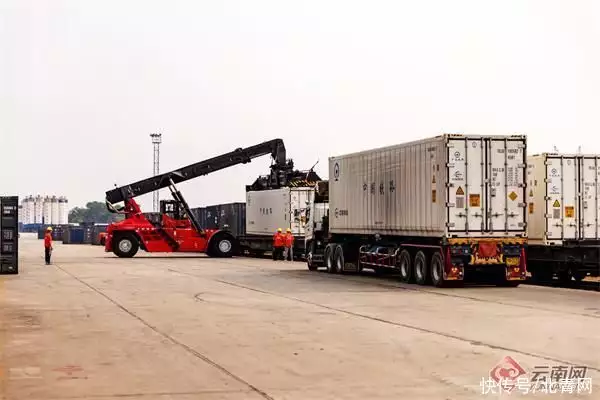 1万多吨水果乘中老铁路列车进入中国护士妻子穿情趣内衣出轨，丈夫送锦旗到医院感谢，法院:寻衅滋事