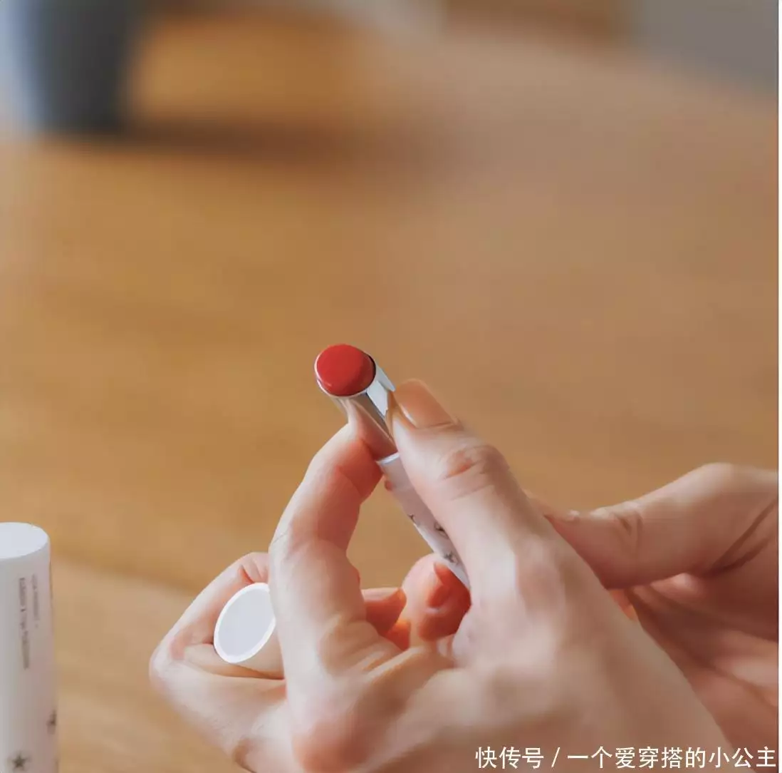 中年阿姨分享：我50岁了，开始学化妆，改变自己，希望还不算太晚女性最佳绝经期已公布，医生：越接近这个年龄或许越健康插图12