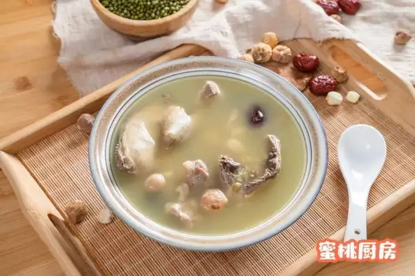 鸽子汤（鸽子汤放什么材料补血补气） 第1张