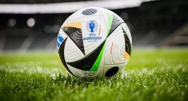 欧足联官方：2024欧洲杯大名单上限增加至26人靠《伪装者》走红，演技好长得漂亮，出道30年婚姻成谜 第1张