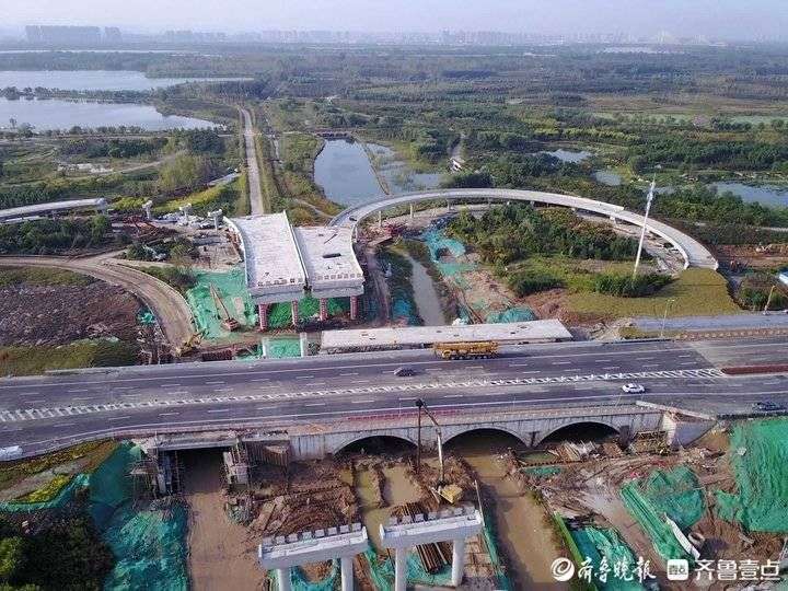济南济泺路黄河隧道北正建叶型互通立交，将牵手隧道与4条国省道