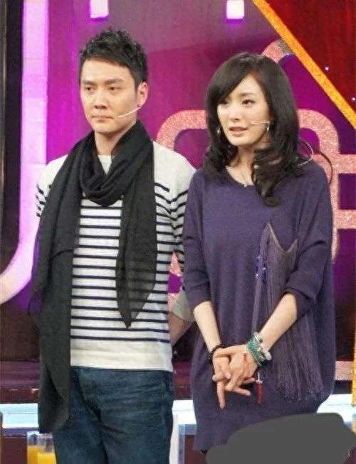 汪峰与前妻齐丹、康作如罕见甜蜜照曝光:跪地求婚,一起看音乐节_【快资讯】