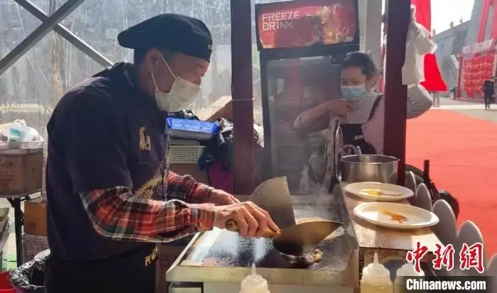 （新春走基层）特写：“不打烊”的台湾夜市亚马尔带女友度假，租豪华游艇出海！差3岁姐弟恋，高调秀恩爱