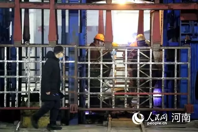 平顶山煤矿事故一名被困人员升井 仍有5人失联人间悲剧，3岁女孩活活饿死，被困家中17天！两名民警被判刑