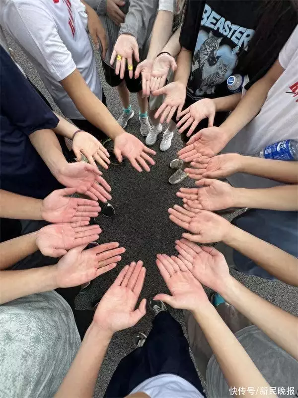 这周六，让他们荡起双桨！这群中学生是如何被拉进上艇贴文的？41岁柳岩与49岁古天乐合照，减肥后满脸皱纹，P图后变化明显(图4)