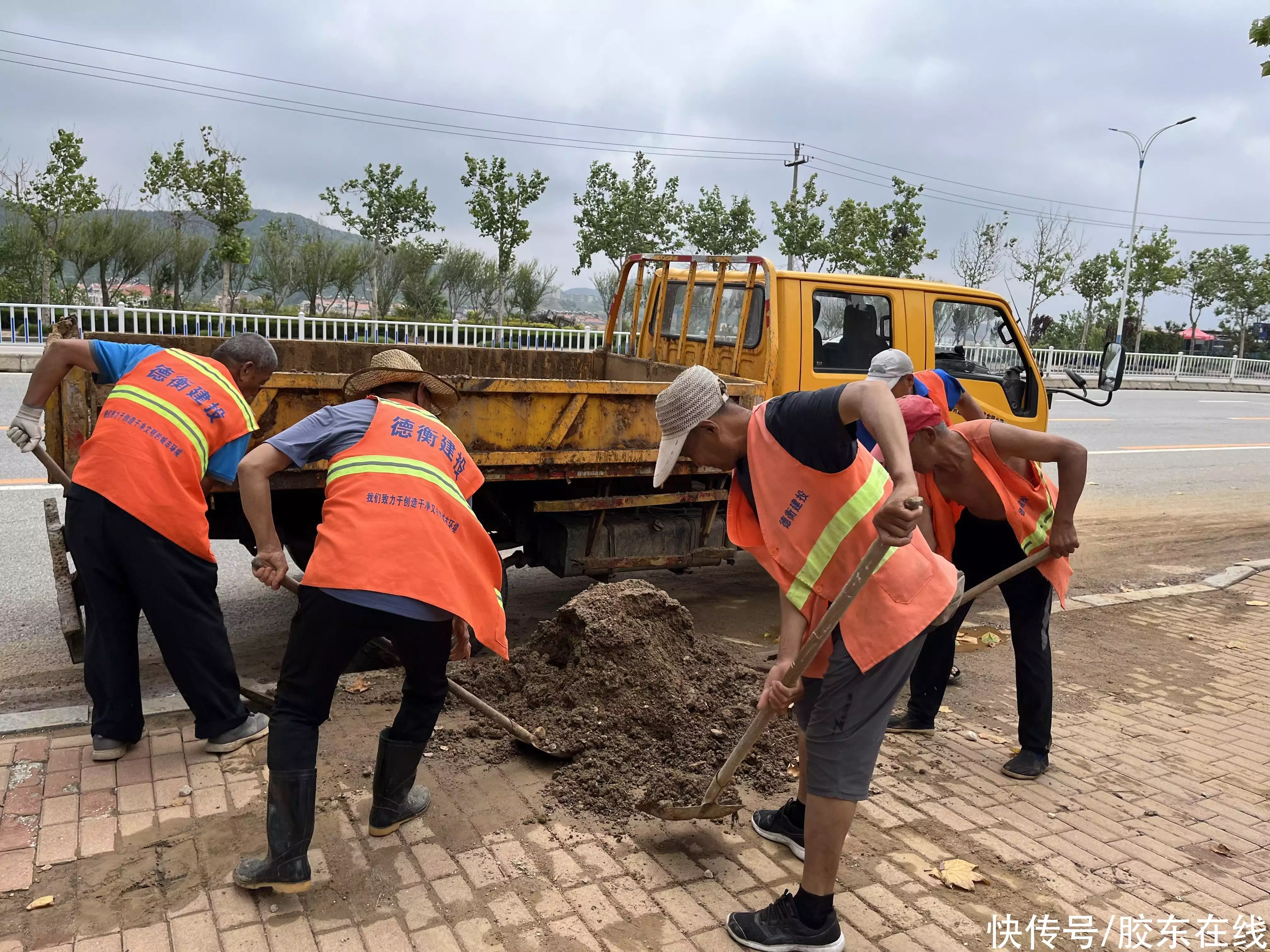 芝罘环卫雨后“排淤清黄”有保障