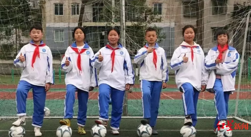 从彭州到欧洲，6名成都学生收到知名足球俱乐部试训邀请女生穿白T恤上学，却被同学质疑是“擦边女”，难道是我落伍了