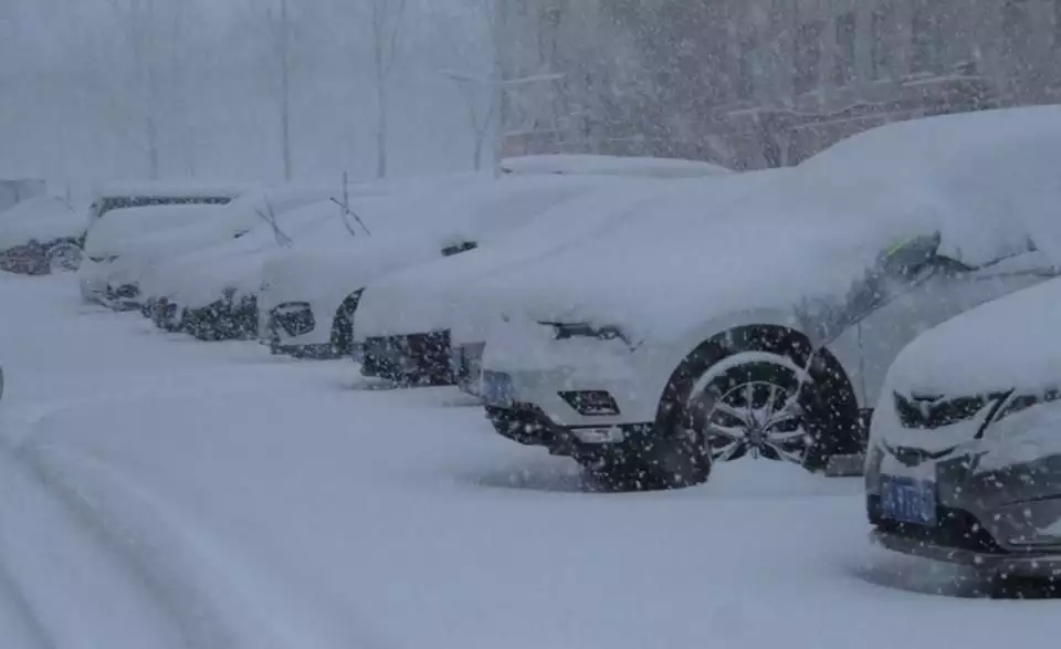 烟台的雪一脚踩进去能没到膝盖（脚踩在雪地上的声音怎么形容） 第3张