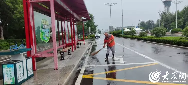 应对暴雨，潍坊市园林环卫服务中心雨前准备中