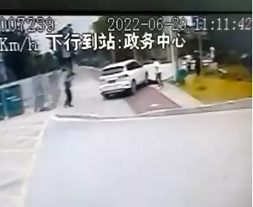 男子两次开车碾压妻子致其死亡，妇联：震惊，会关注孩子成长轮椅总裁：身高不足1米，身价3亿，娶1米7美女秘书为妻，生下一子