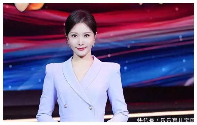她是央视美女主持人，校花出身，颜值身材不输明星，40岁婚姻成谜看了37岁刘亦菲的活动内场吃饭生图，彻底没有容貌焦虑了！