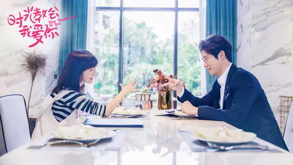 <p>林鹿(宋伊人饰)与梁植(李嘉铭饰)</p><p>反套路与高级苏 促成爱奇艺云腾计划2018爆款</p><p>区别于以往的&quot;玛丽苏&quot;剧情设定，《时光教会我爱你》不再围绕着男女主角牵扯不清的感情线转，也没有眼高于顶的刻薄豪门父母与万般阻挠二人在一起的炮灰配角，一反常态，男女主双商在线，并且几乎所有的配角都莫名成了男女主角的神助攻，加上女主的&quot;硬核撩汉&quot;技巧，种种因素使其成为了爱奇艺2018年云腾计划的爆款剧作之一。</p><p>正因如此，本剧也被网友戏称为&quot;甜宠界的泥石流&quot;，谈及该剧的创作动机，制片人宫美惠坦言，&quot;永远有人正年轻，永远有人回顾青春，而大众对于青春永远抱有美好的情感……&quot;</p>