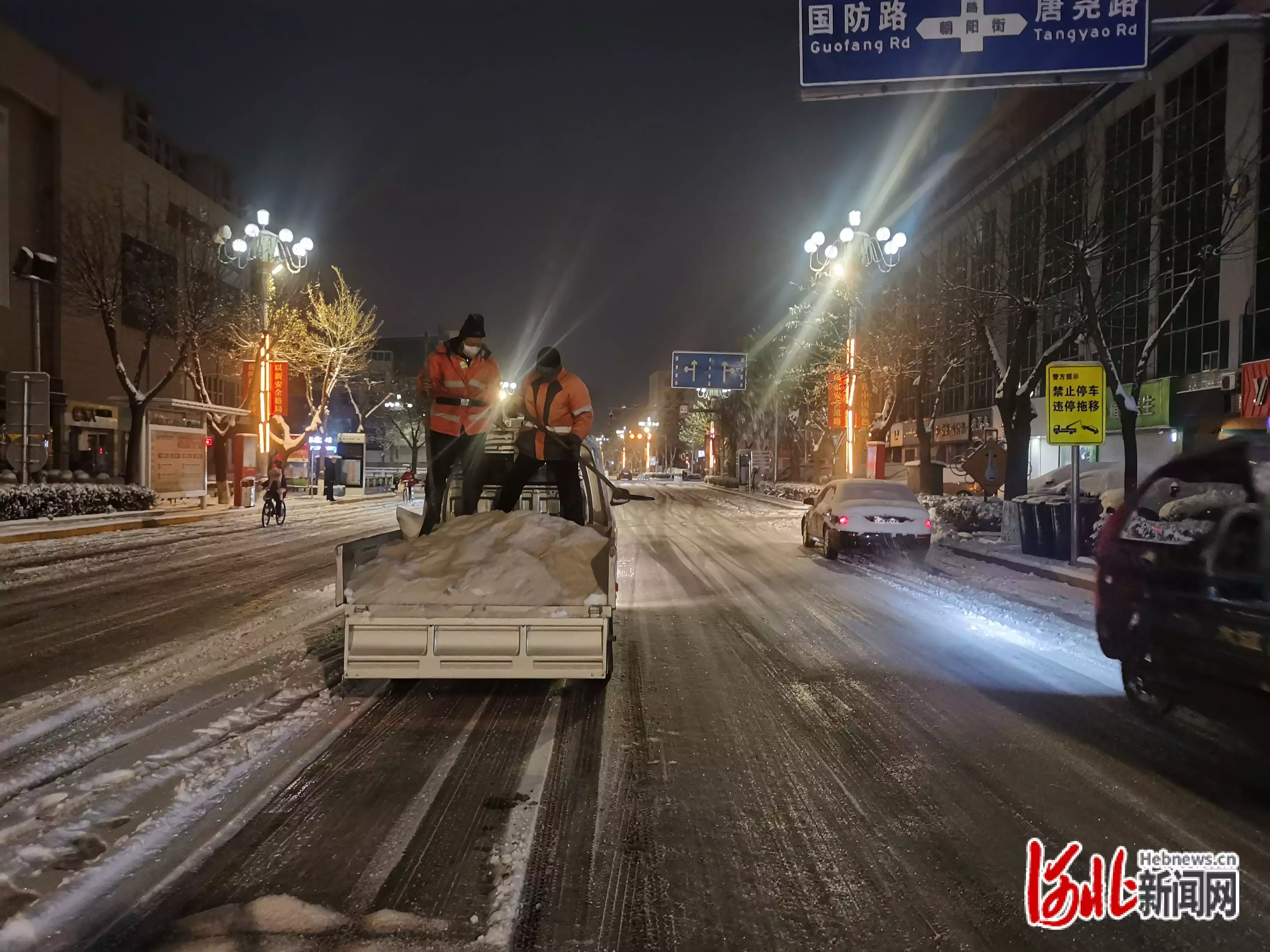 组图丨风雪中，致敬那些坚守的身影9岁女孩放学路上失踪，10年后在邻居家发现，父母哭到崩溃 第12张