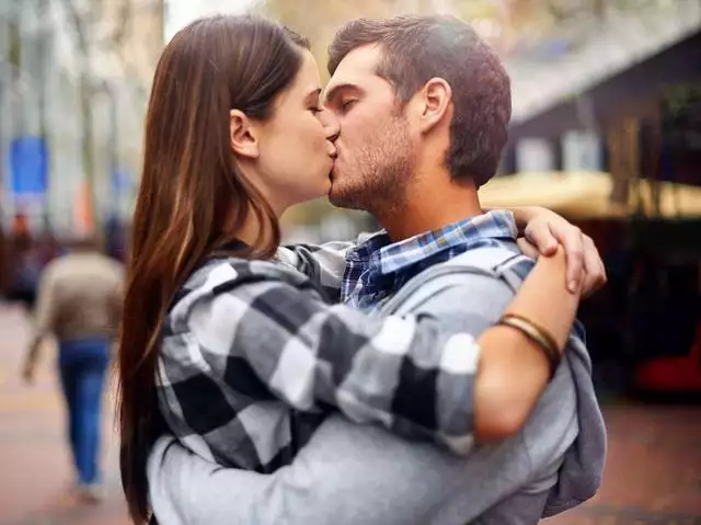 羞羞的冷知识，女生在接吻时为啥会闭上眼，腿也会发软呢？她6岁被成龙抱上春晚，14岁因长相被骂退圈，如今再露面艳压全场