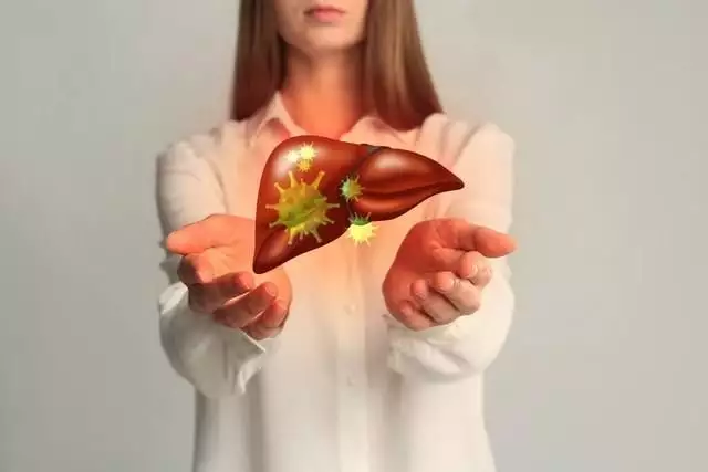 肝功能异常，肝脏损伤怎么办？医生提醒：这5件