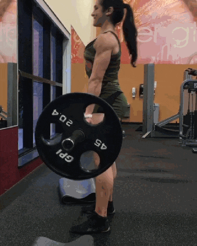 巴西21岁健美女子肌肉太霸道,她令男人成为陪衬!