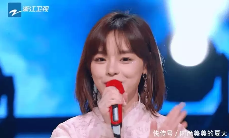 一峰的声音5:黄霄云变网红脸被质疑整容,两颗双药芒对称太诡异黄圣依画了“羊幂无语”表情包同款眼妆,相似度高达99%,太像了!(图7) 一峰的声音5:黄霄云变网红脸被质疑整容,两颗双药芒对称太诡异黄圣依画了“羊幂无语”表情包同款眼妆,相似度高达99%,太像了!(图7)