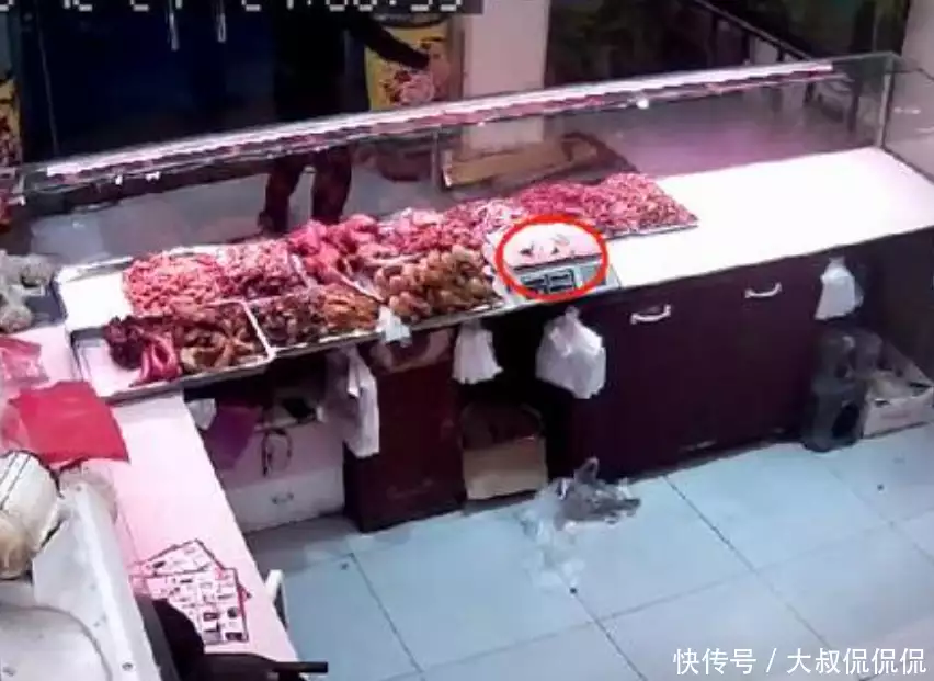 因保护豆腐获判10个月,小伙子出狱后索偿:要看着抢东西的人走吗史上最“尬”貌似镜头,倾城就算了,连老顽童都满肚子黑眼圈?(图6) 因保护豆腐获判10个月,小伙子出狱后索偿:要看着抢东西的人走吗史上最“尬”貌似镜头,倾城就算了,连老顽童都满肚子黑眼圈?(图6)