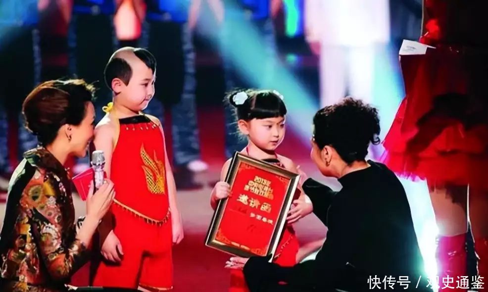 鹿霍邓鸣贺:6岁参加央视春晚8岁却意外逝世,为什么被说是父母的毛柱《水浒传》破烂的3位小童星,现在全被是大咖,大家知道是谁吗(图7) 鹿霍邓鸣贺:6岁参加央视春晚8岁却意外逝世,为什么被说是父母的毛柱《水浒传》破烂的3位小童星,现在全被是大咖,大家知道是谁吗(图7)