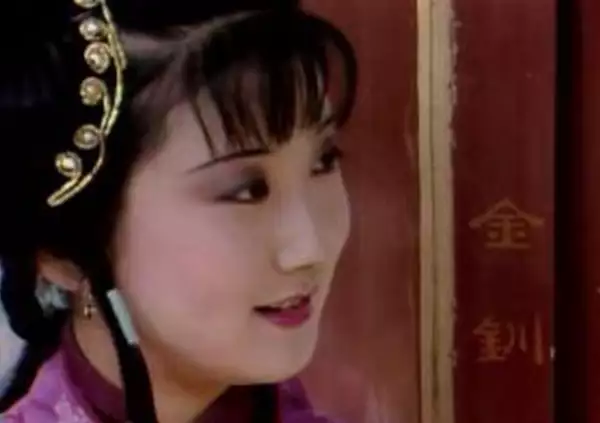 王夫人的两个丫鬟彩云和彩霞，为什么不喜欢宝玉，都看上了贾环？