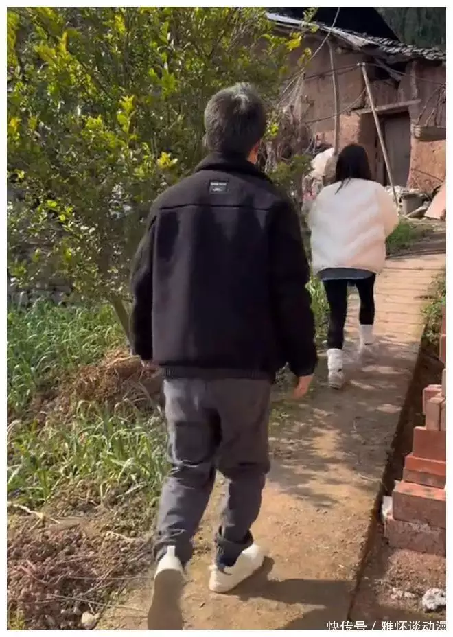 现场直播带货3天赚117万,网红毅玲爸爸已改名,他说用自己的流量助农31岁在央视春晚一举成名,观众都以为他退隐了,其实已经去世10年了(图10) 现场直播带货3天赚117万,网红毅玲爸爸已改名,他说用自己的流量助农31岁在央视春晚一举成名,观众都以为他退隐了,其实已经去世10年了(图10)