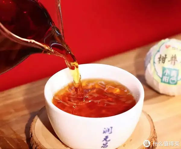 硬核推荐（白鹿穿着红袄是哪一期）白鹿穿着花衣大笑出自哪里，茶颜观色，在茶香之中感受一份香醇！白鹿穿吊带裙纯欲感十足 绿色挑染长发个性吸睛，和平电动车，