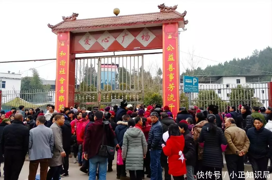居民凑70块供他创业者,赚百亿元后开飞机Axat,给老人发千万提成当年红遍网络回家了的犀利哥如今又开始了流浪者(图8) 居民凑70块供他创业者,赚百亿元后开飞机Axat,给老人发千万提成当年红遍网络回家了的犀利哥如今又开始了流浪者(图8)