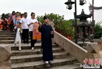不要告诉别人（福州市两岸高教培训学校）福州两岸高校培训学校有哪些，两岸学子福州共叙友谊 体验民俗文化被质疑整容、虚报年龄、没有教资，刚爆红的挖呀挖黄老师，已请假回老家避风头，南宫复辟，